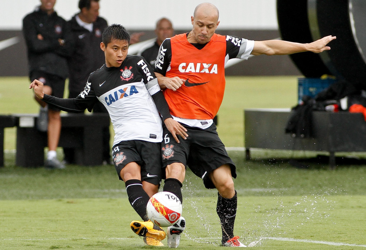 Zizao e Alexandro do Corinthians durante treino realizado no CT Joaquim Grava 13/04/2013