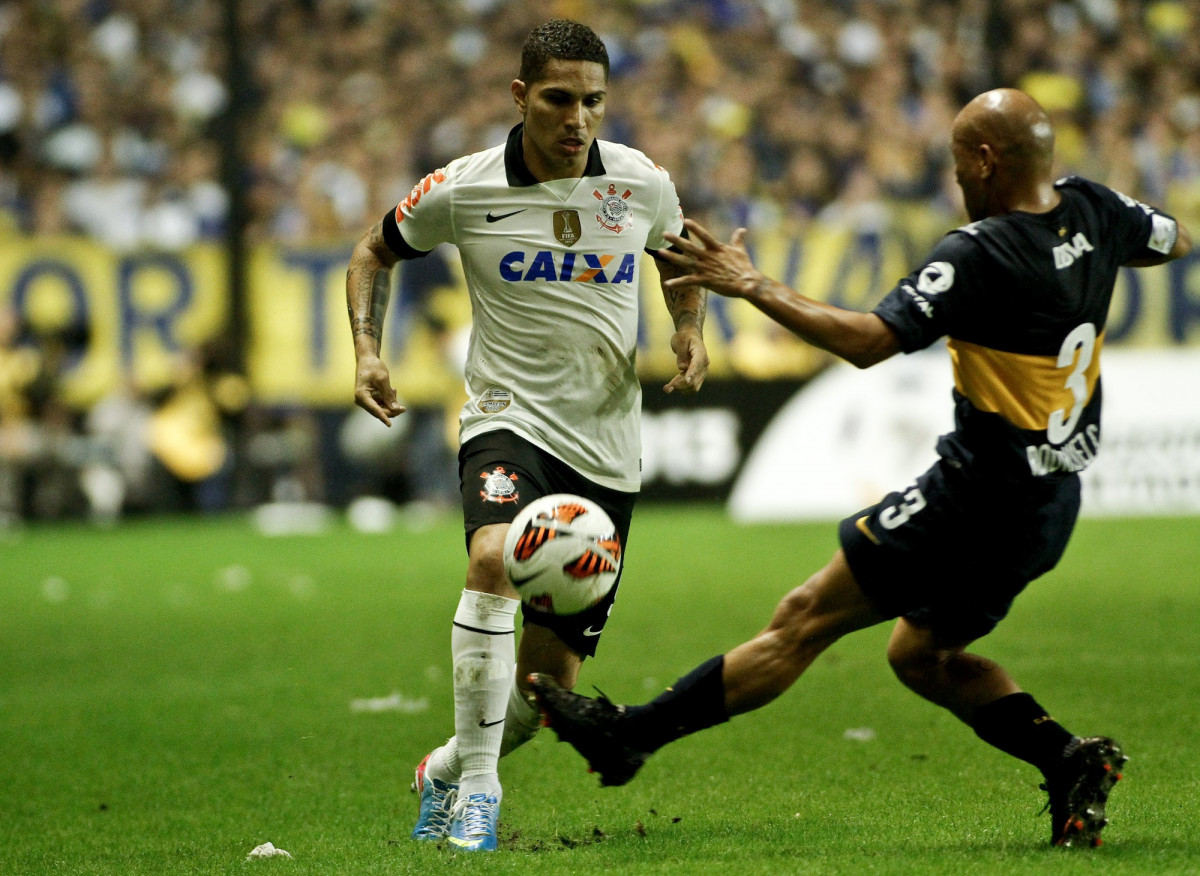Rodriguez do Boca Juniors disputa a bola com o jogador Guerrero do Corinthians durante partida vlida pela Copa Libertadores realizado no estdio La Bombonera