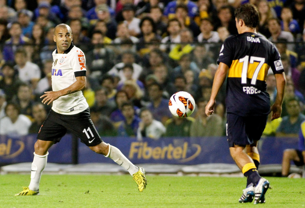 Erbas Juniors disputa a bola com o jogador Emerson do Corinthians durante partida vlida pela Copa Libertadores realizado no estdio La Bombonera