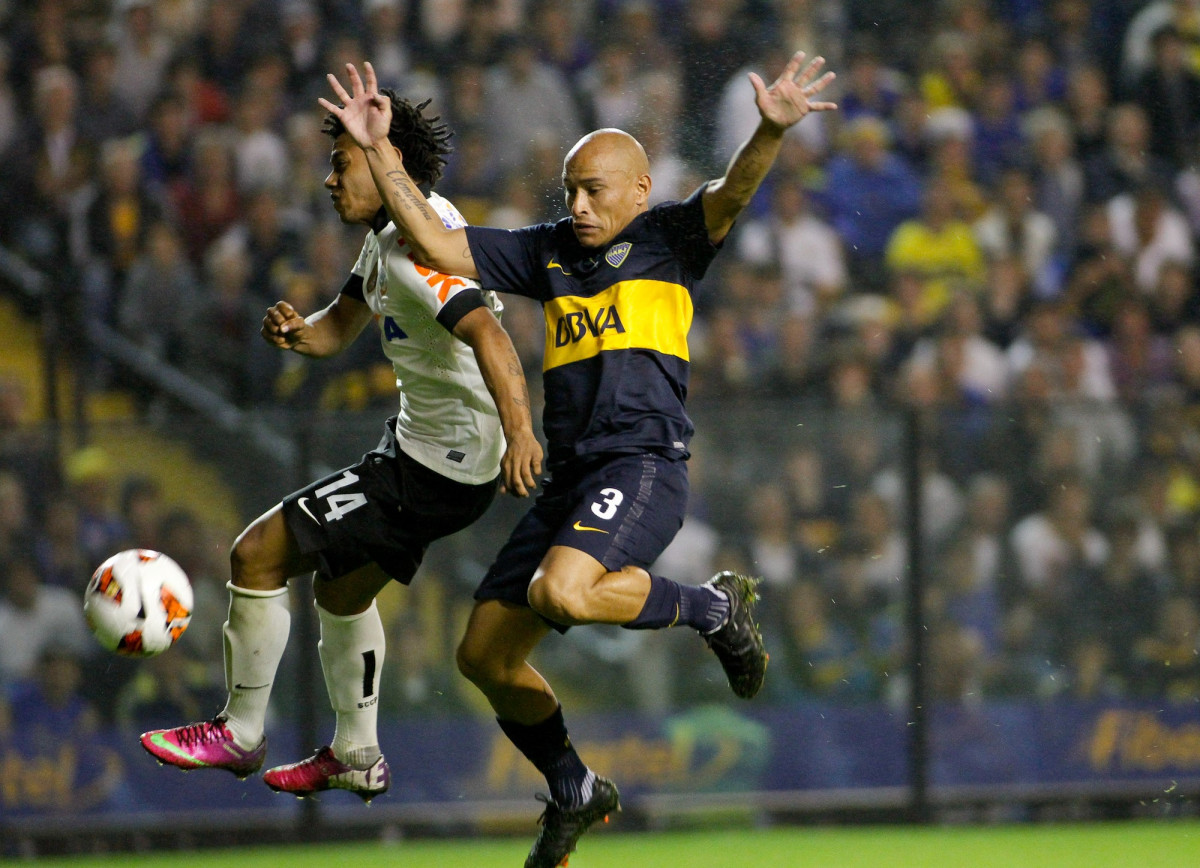 Rodriguez do Boca Juniors disputa a bola com o jogador Romarinho do Corinthians durante partida vlida pela Copa Libertadores realizado no estdio La Bombonera