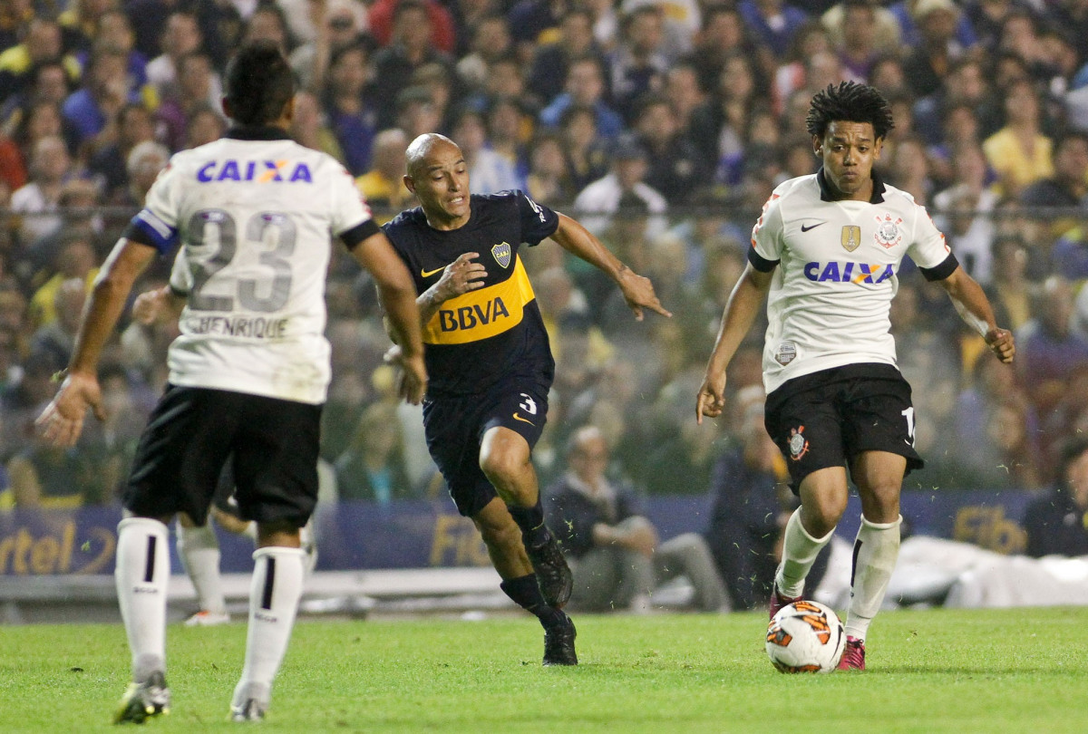 Rodriguez do Boca Juniors disputa a bola com o jogador Romarinho do Corinthians durante partida vlida pela Copa Libertadores realizado no estdio La Bombonera