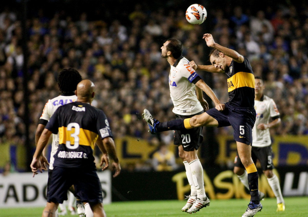 Somoza do Boca Juniors disputa a bola com o jogador Danilo do Corinthians durante partida vlida pela Copa Libertadores realizado no estdio La Bombonera