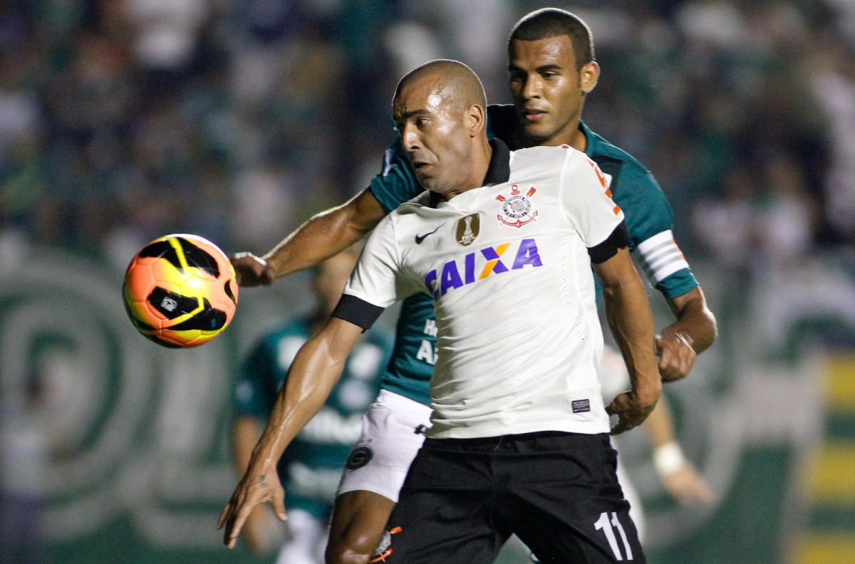 Ernando do Goias disputa a bola ocm o jogador Emerson do Corinthians durante partida vlida pelo Campeonato Brasileiro realizado no estdio Serra Dourada