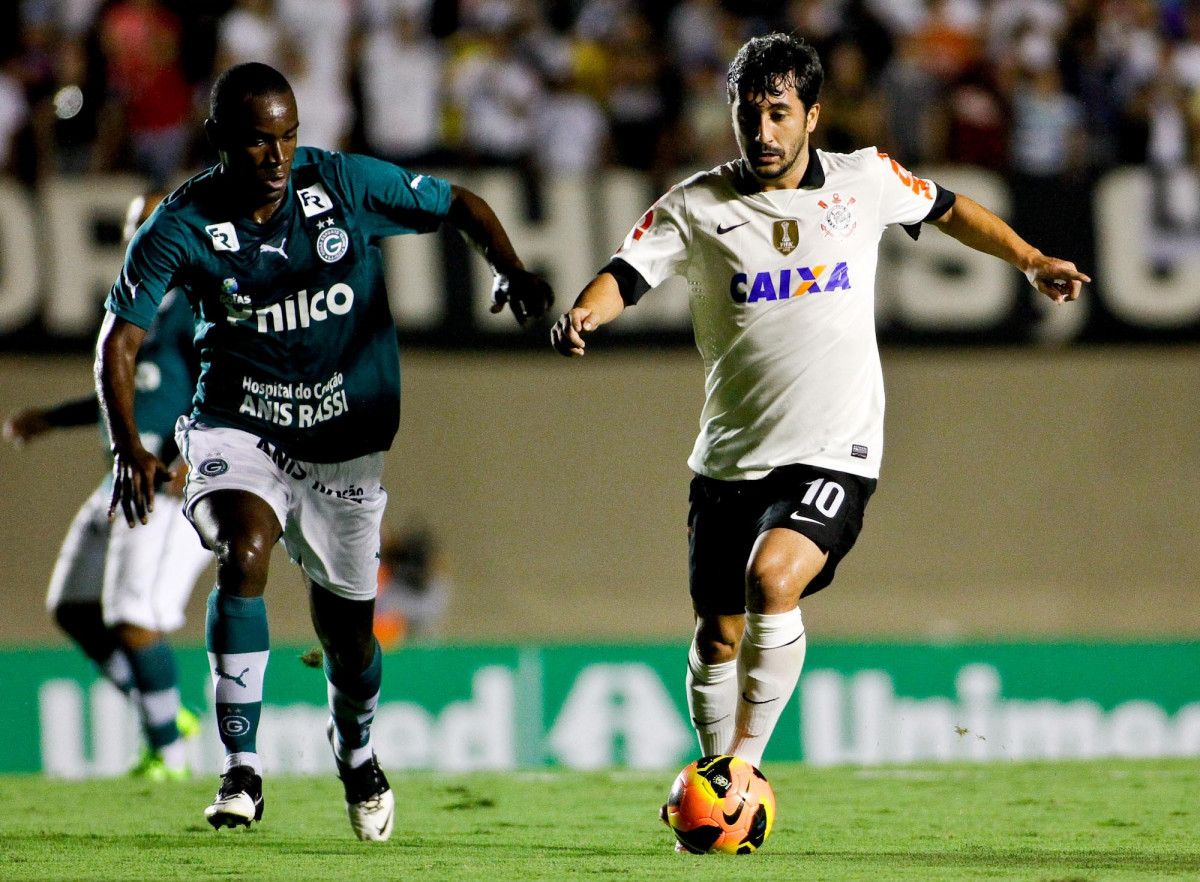 Hugo do Goias disputa a bola ocm o jogador Douglas do Corinthians durante partida vlida pelo Campeonato Brasileiro realizado no estdio Serra Dourada