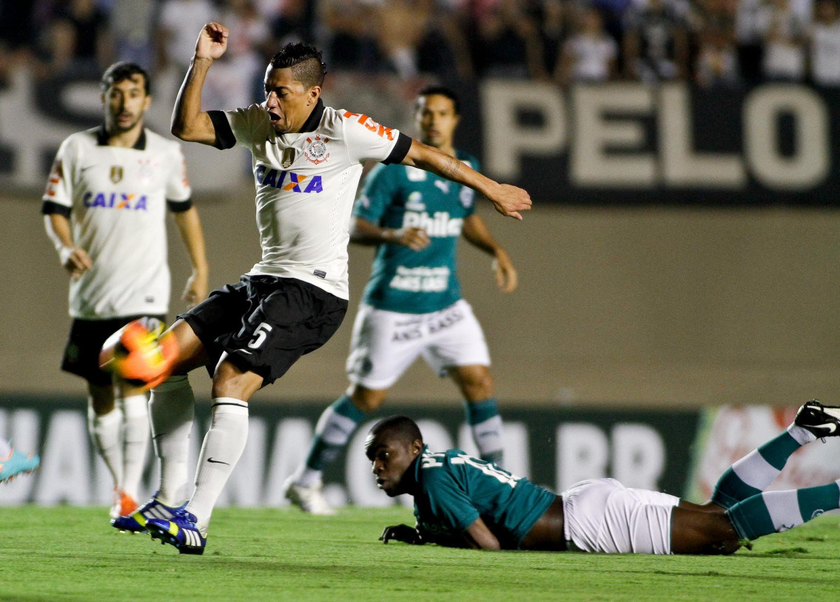 Hugo do Goias disputa a bola ocm o jogador Ralf do Corinthians durante partida vlida pelo Campeonato Brasileiro realizado no estdio Serra Dourada