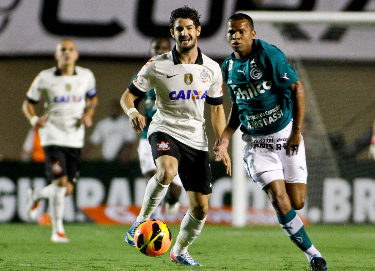 Vitor do Goias disputa a bola ocm o jogador Alrxandre Pato do Corinthians durante partida vlida pelo Campeonato Brasileiro realizado no estdio Serra Dourada