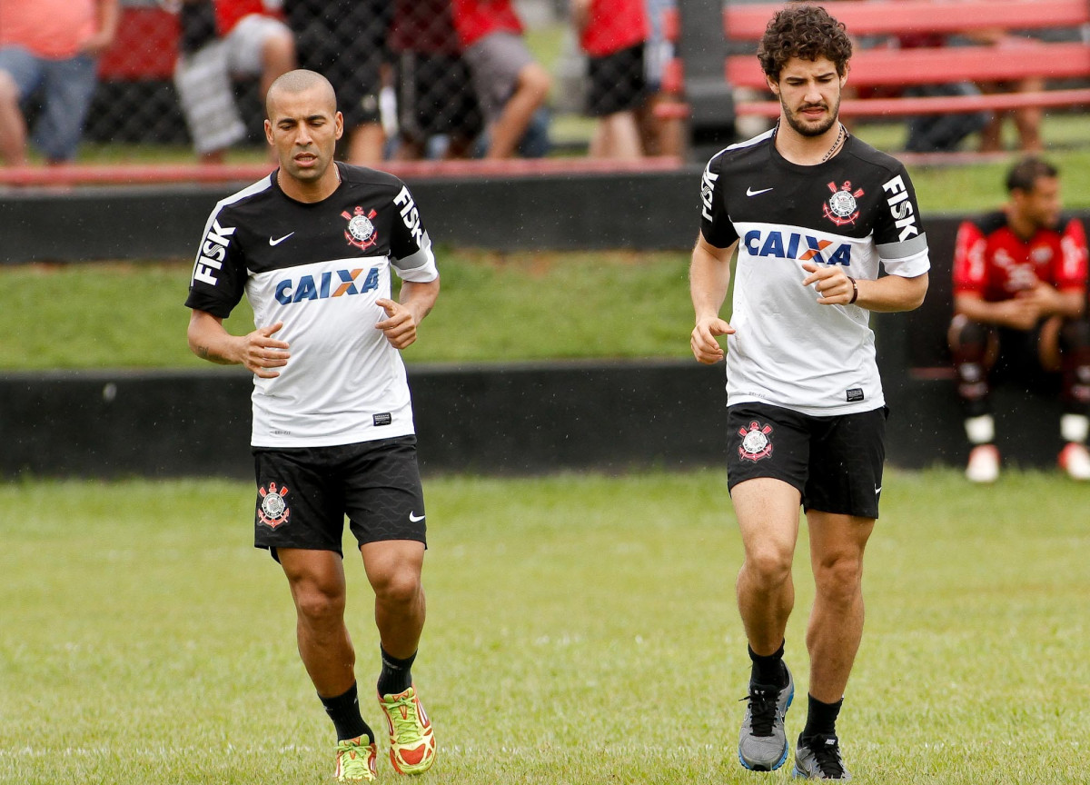 Emerson e Alexandre Paoto do Corinthians durante treino realizado no CT do Atltico Clube Goianiense - Centro de Treinamento Urias Magalhaes
