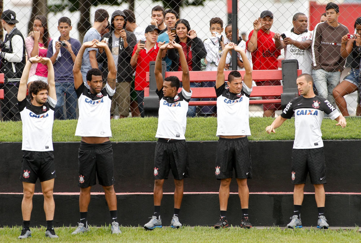 O jogadores do Corinthians durante treino realizado no CT do Atltico Clube Goianiense - Centro de Treinamento Urias Magalhaes