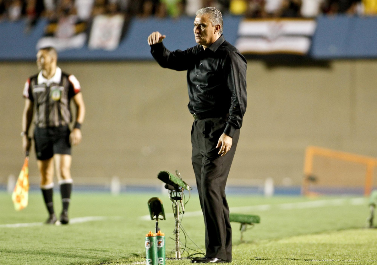 O tcnico Tite do Corinthians durante partida vlida pelo Campeonato Brasileiro realizado no estdio Serra Dourada