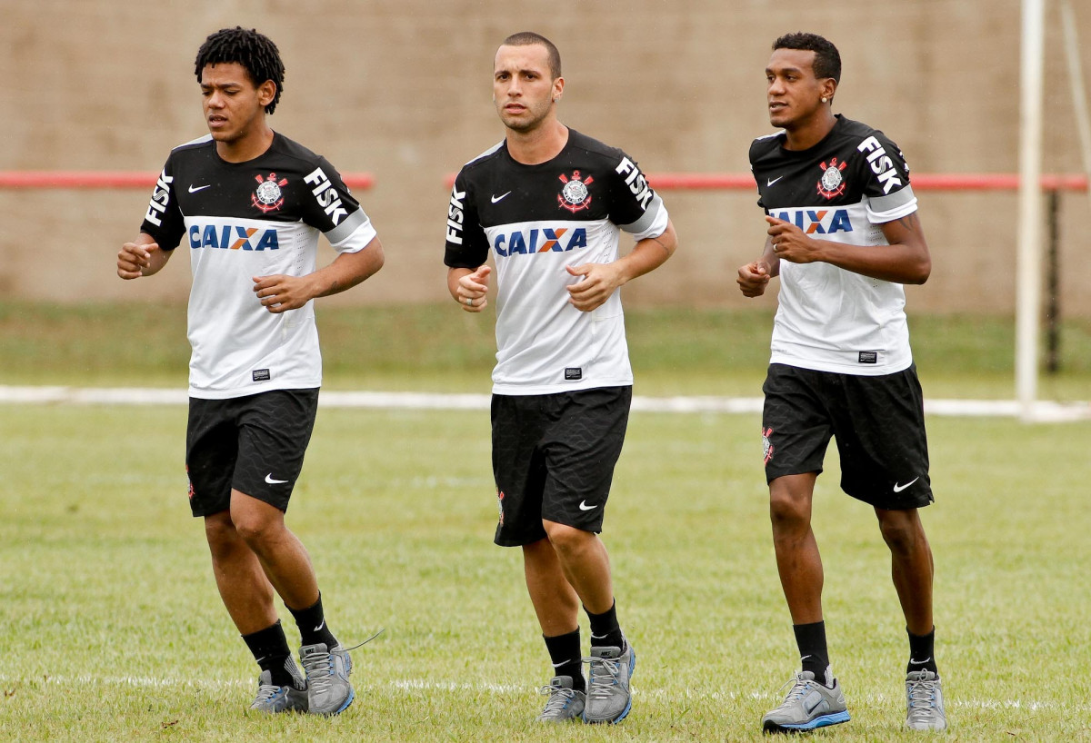 Romarinho,Guilherme e Edenilson do Corinthians durante treino realizado no CT do Atltico Clube Goianiense - Centro de Treinamento Urias Magalhaes