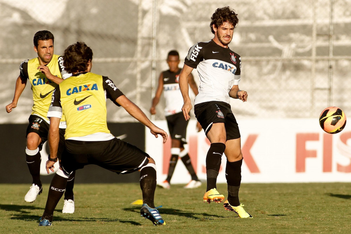 Alexandre Pato do Corinthians durante treino realizado no CT Joaquim Grava