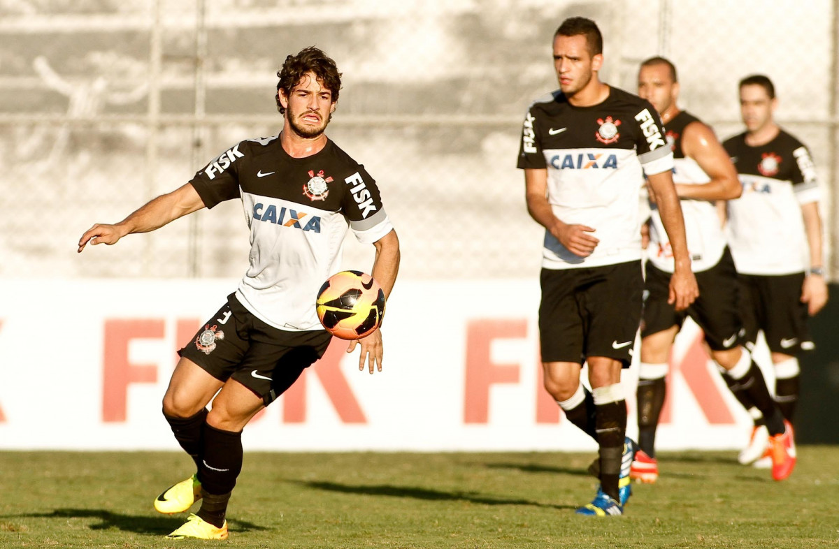 Alexandre Pato do Corinthians durante treino realizado no CT Joaquim Grava