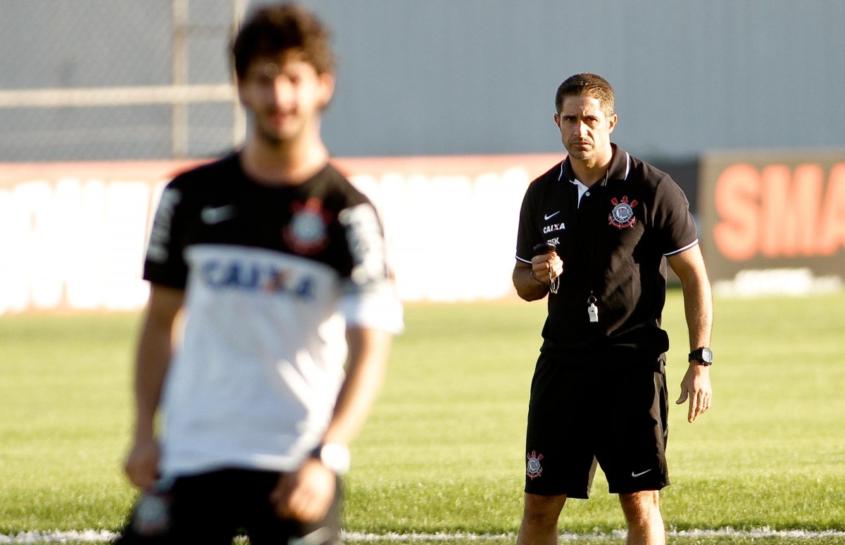 O novo auxiliar tcnico do Corinthians Silvinho durante treino realizado no CT Joaquim Grava