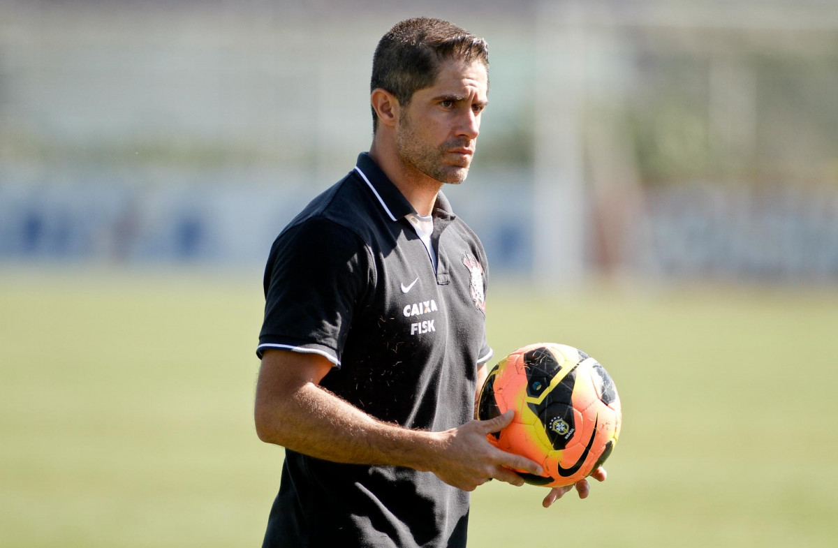 Sylvinho chegou a voltar para o Corinthians como auxiliar mais de uma dcada depois da final