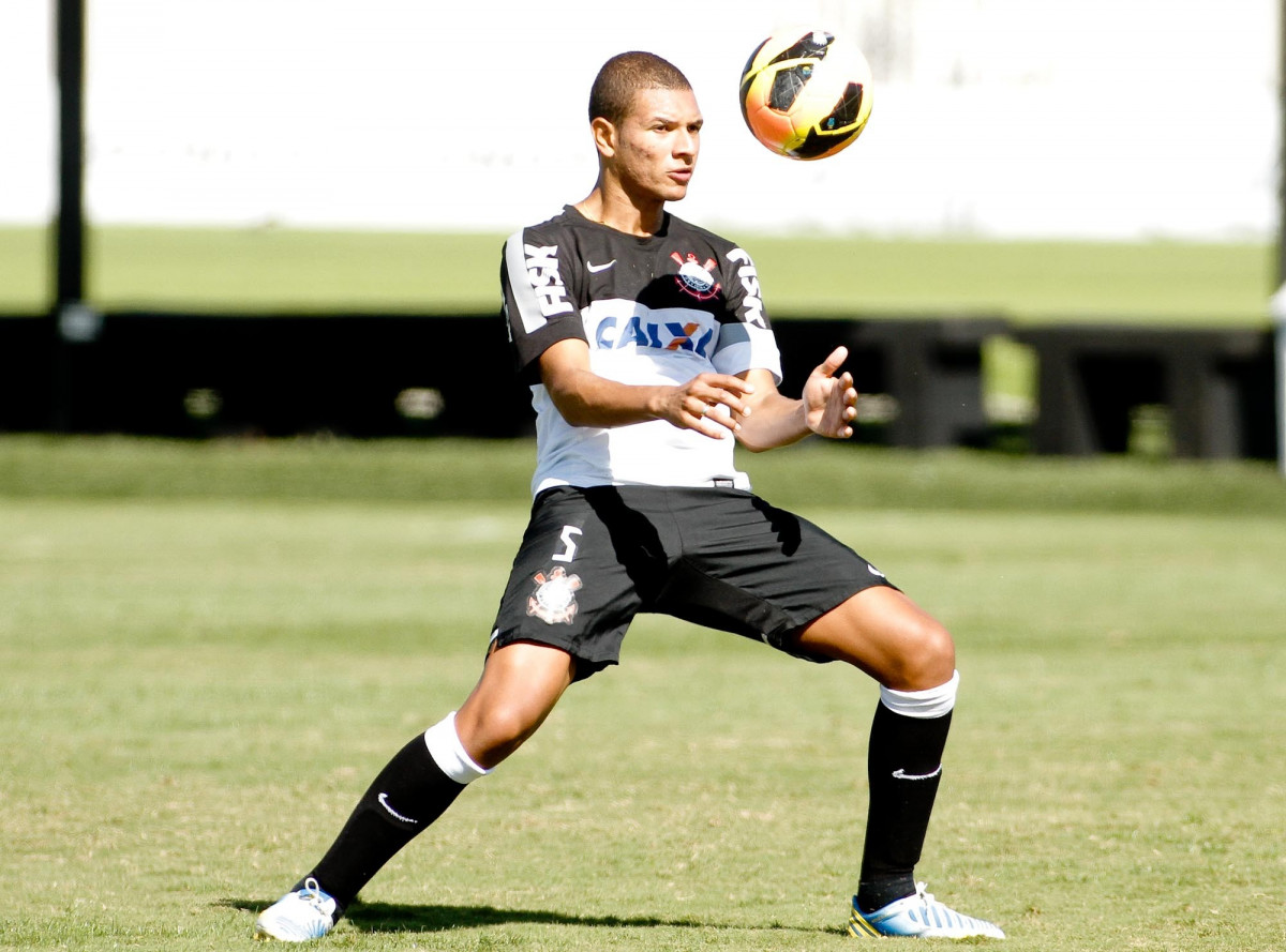 Wilian Aro do Corinthians durante treino realizado no CT Joaquim Grava