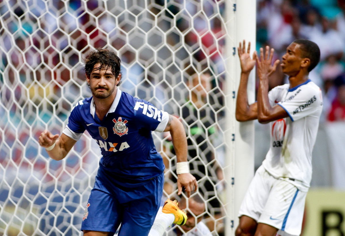 Alexandre Pato do Corinthians comemora aps marca gol contra a equipe do Bahia durante partida entre, vlida pelo Campeonato Brasileiro, realizada no Fonte Nova