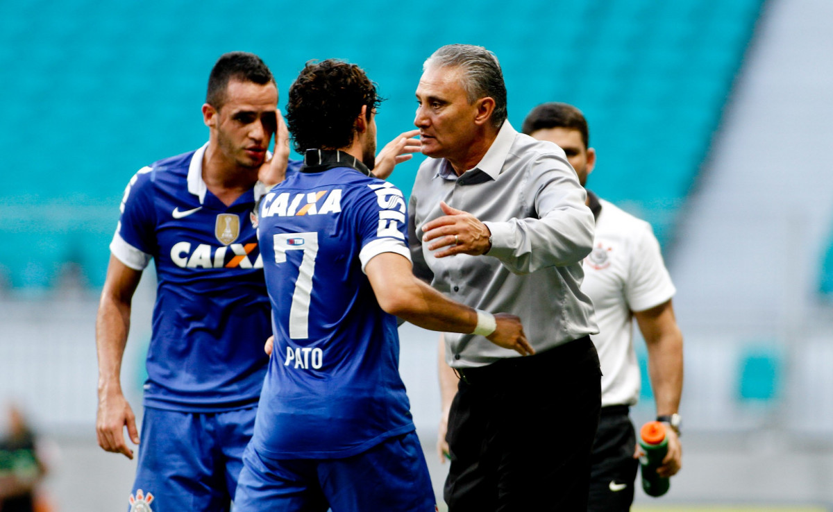 Alexandre Pato do Corinthians comemora aps marca gol contra a equipe do Bahia durante partida entre, vlida pelo Campeonato Brasileiro, realizada no Fonte Nova