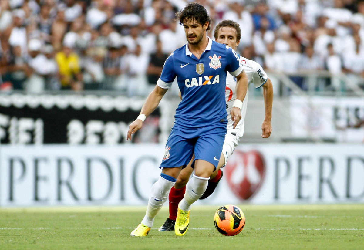 Alexandre Pato do Corinthians disputa a bola com o jogador do Bahia durante partida entre, vlida pelo Campeonato Brasileiro, realizada no Fonte Nova