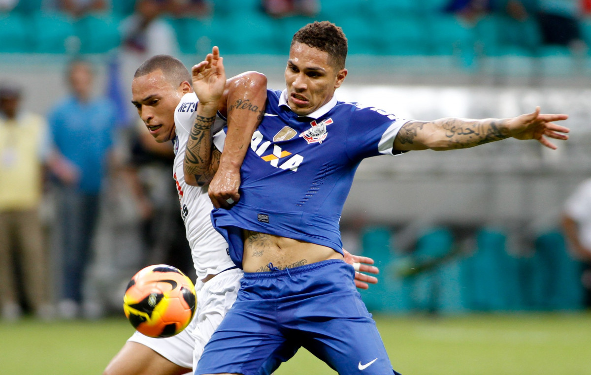 Guerrero do Corinthians disputa a bola com o jogador Titi do Bahia durante partida entre, vlida pelo Campeonato Brasileiro, realizada no Fonte Nova