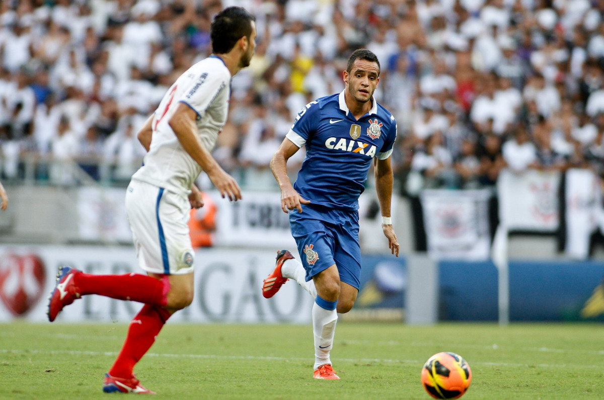 Renato Augusto do Corinthians disputa a bola com o jogador Titi do Bahia durante partida entre, vlida pelo Campeonato Brasileiro, realizada no Fonte Nova