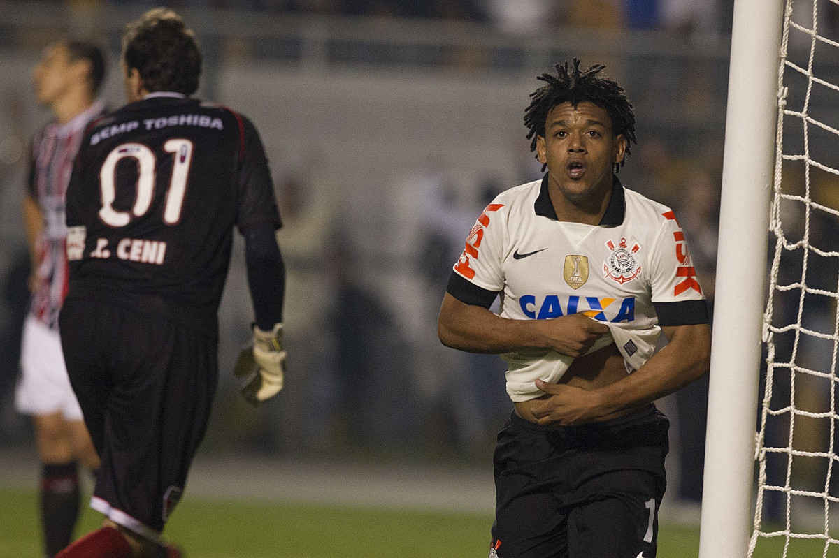 Durante a partida entre Corinthians x So Paulo, realizada esta noite no estdio do Pacaembu, jogo da volta, deciso da Recopa 2013