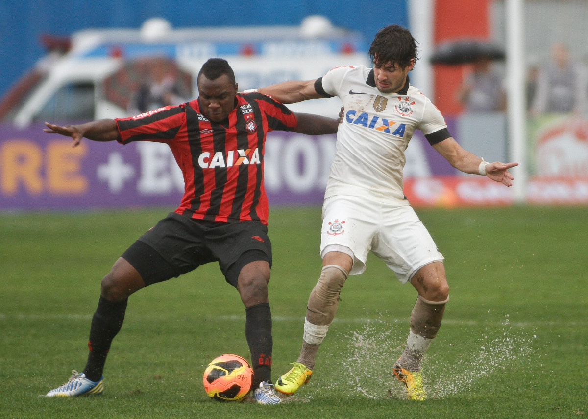 Alexandre Pato foi o destaque do Corinthians na ltima partida da equipe na Vila Capanema
