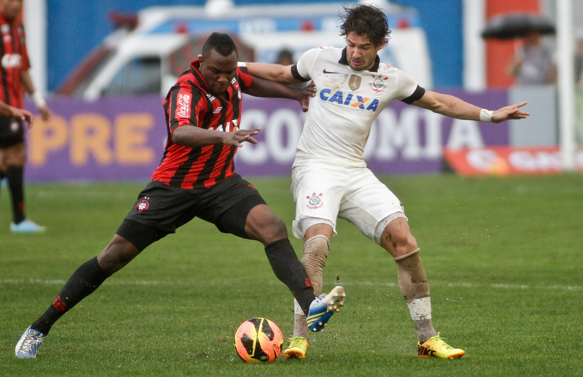 Alexandre Pato do Corinthians disputa a bola com o jogador Manoel do Atltico-PR durante partida, vlida pelo Campeonato Brasileiro, realizada no Durival de Brito