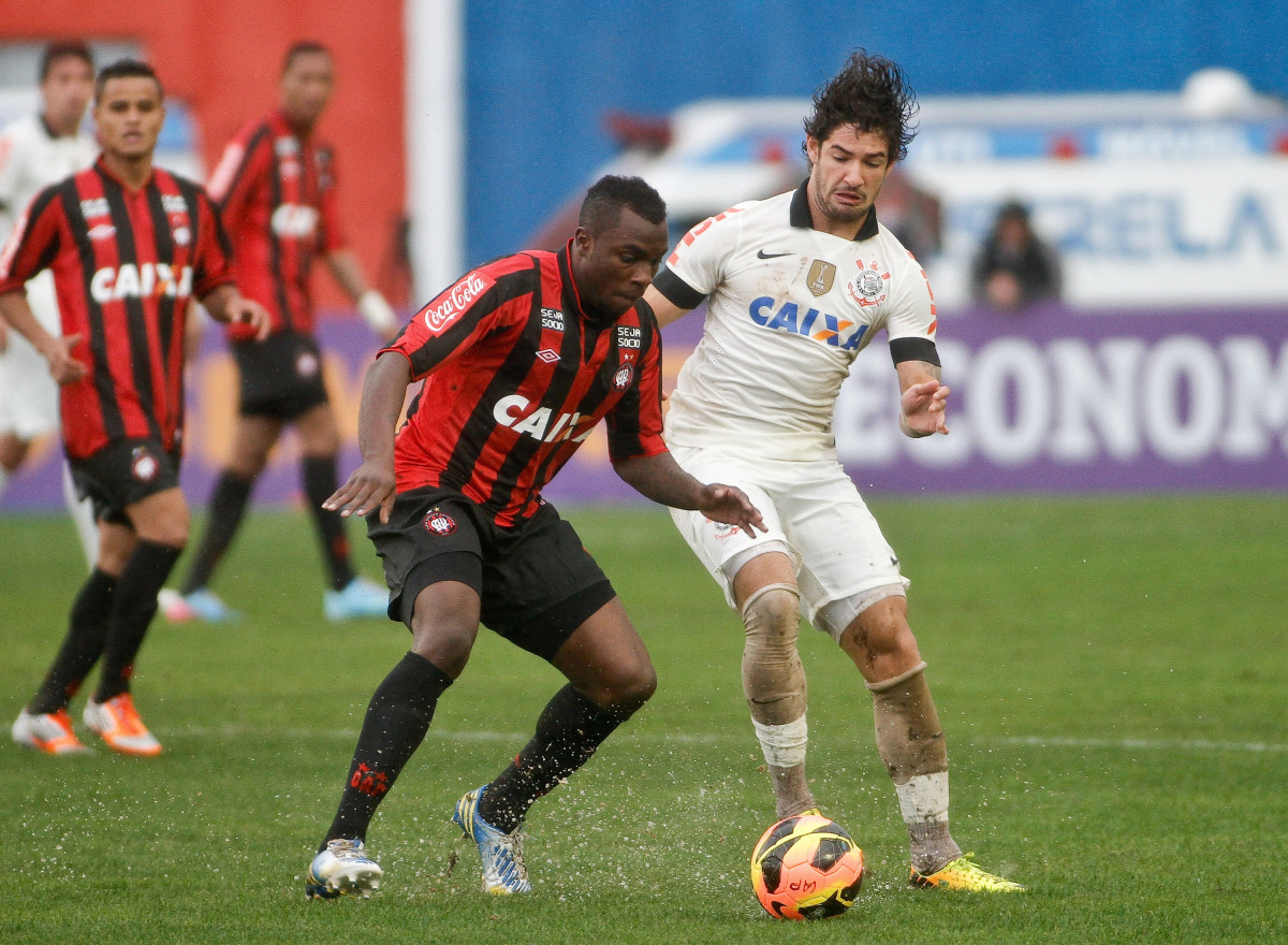 Alexandre Pato do Corinthians disputa a bola com o jogador Manoel do Atltico-PR durante partida, vlida pelo Campeonato Brasileiro, realizada no Durival de Brito