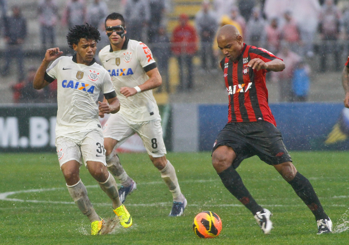 Romarinho do Corinthians disputa a bola com o jogador Luiz Alberto do Atltico-PR durante partida, vlida pelo Campeonato Brasileiro, realizada no Durival de Brito