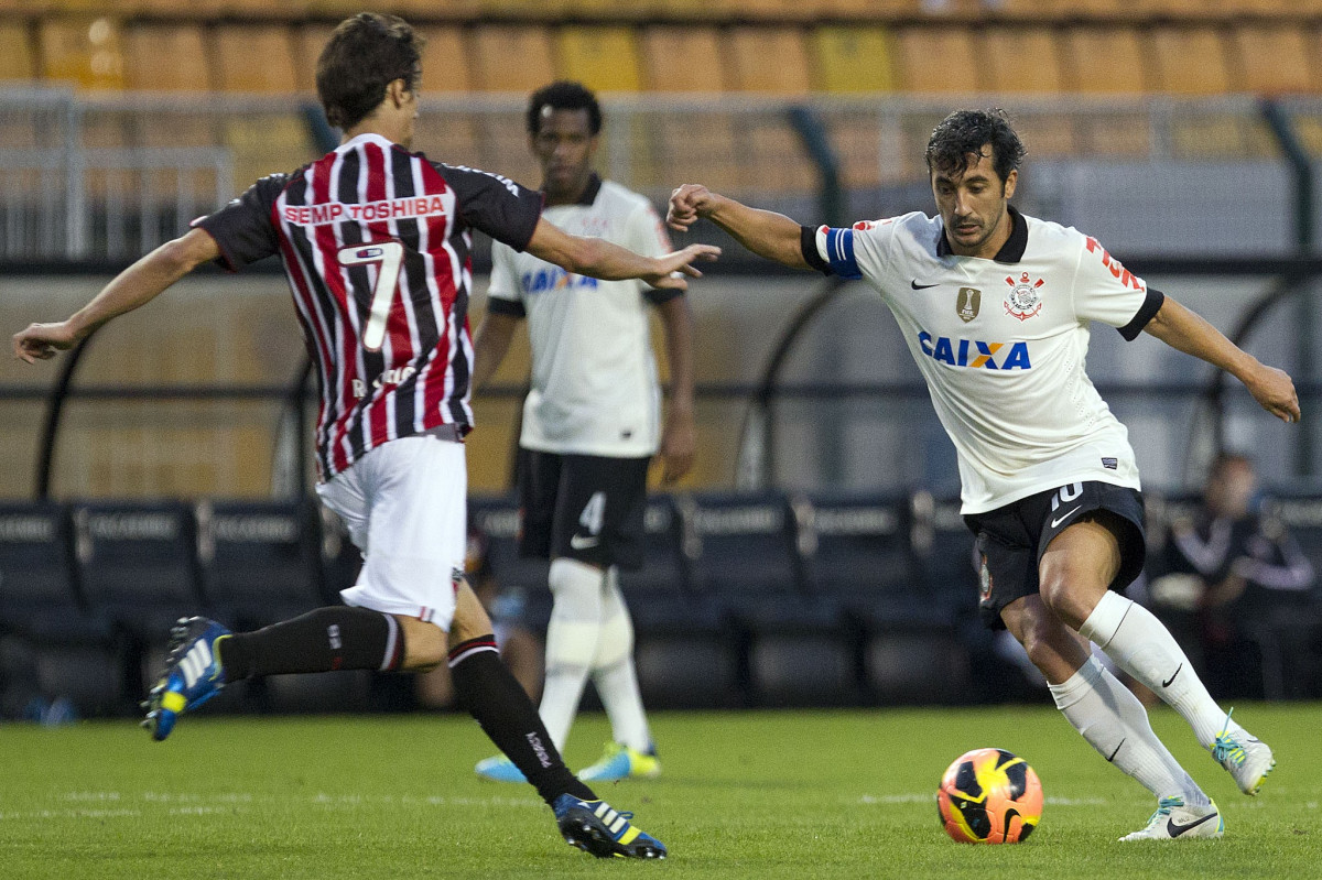 Durante a partida entre Corinthians x So Paulo, realizada esta tarde no estdio do Pacaembu, vlida pela 9 rodada do Campeonato Brasileiro de 2013