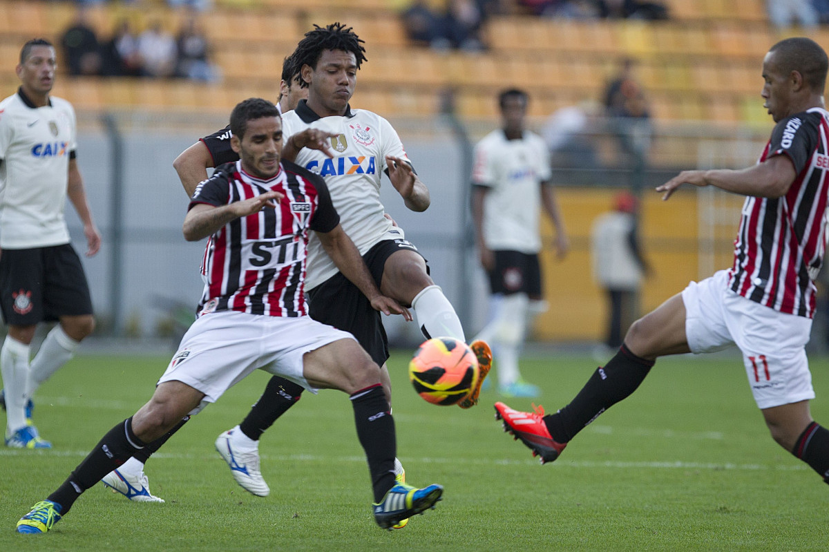 Durante a partida entre Corinthians x So Paulo, realizada esta tarde no estdio do Pacaembu, vlida pela 9 rodada do Campeonato Brasileiro de 2013