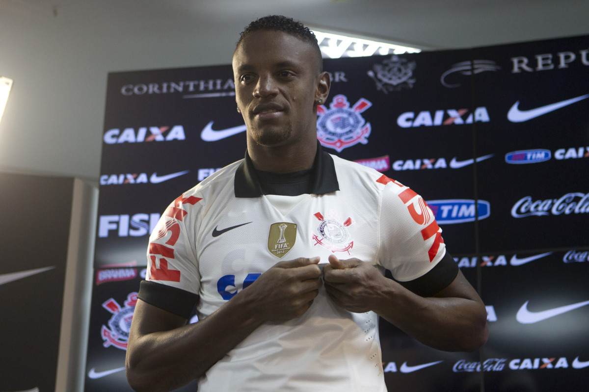 Duilio Monteiro Alves, diretor de futebol adjunto, apresenta o zagueiro Cleber, ex-Ponte Preta, aps o treino desta tarde no CT Joaquim Grava, no Parque Ecolgico do Tiete. O prximo jogo da equipe ser amanh, quarta-feira, dia 31/07, no Pacaembu, contra o Grmio, pela 10 rodada do Campeonato Brasileiro de 2013