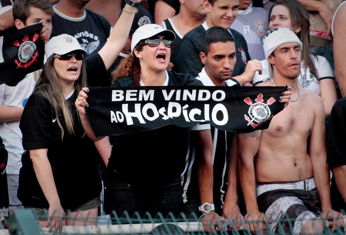 Torcida do Corinthians durante partida entre vlida pelo Campeonato Brasileiro, realizada no Pacaembu