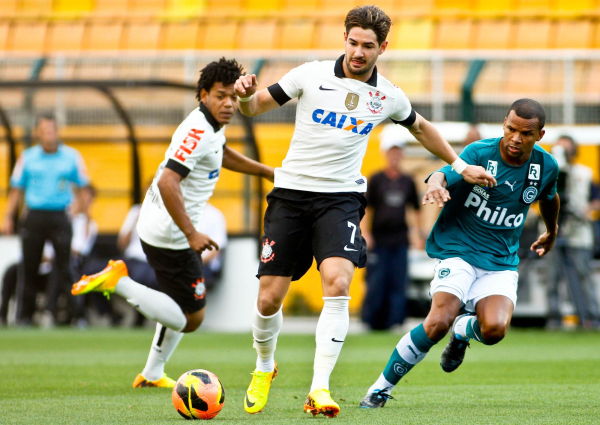 Alexandre Pato do Corinthians disputa a bola com o jogador Rodrigo do Goias durante partida vlida pelo Campeonato Brasileiro, realizada no estdio do Pacaembu