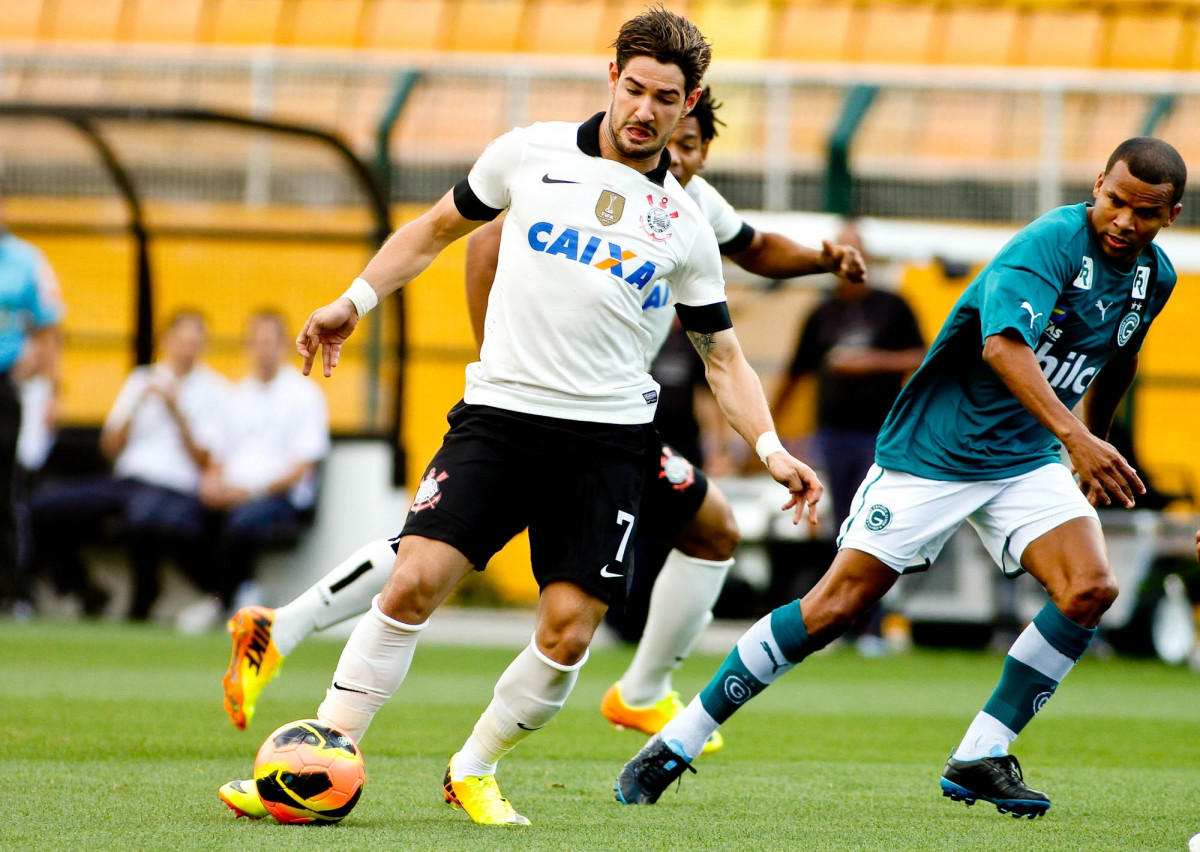 Alexandre Pato do Corinthians disputa a bola com o jogador Vitor do Goias durante partida vlida pelo Campeonato Brasileiro, realizada no estdio do Pacaembu