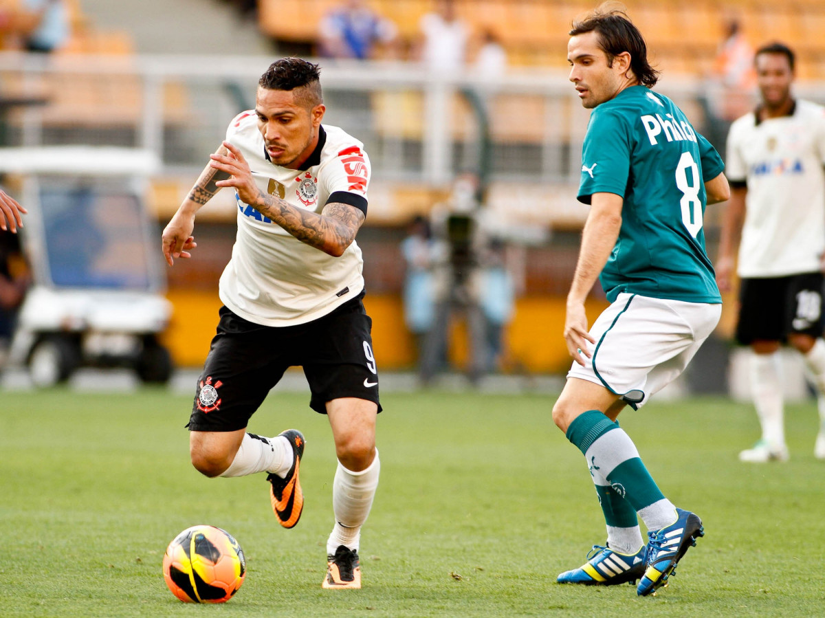 Guerreiro do Corinthians disputa a bola com o jogador David do Goias durante partida vlida pelo Campeonato Brasileiro, realizada no estdio do Pacaembu