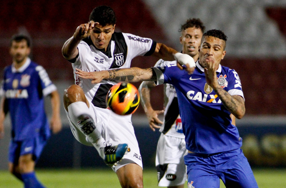 Guerreiro do Corinthians disputa a bola com o jogador Feron da Ponte Preta durante partida vlida pelo campeonato Brasileiro 2013