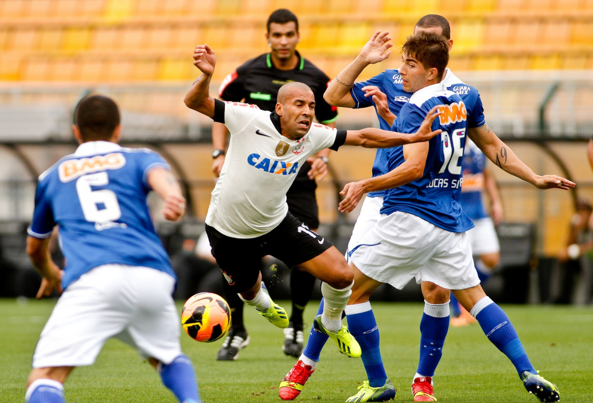Emerson do Corinthians disputa a bola com o jogador Lucas do Cruzeiro durante partida vlida pelo Campeonato Brasileiro, realizada no Pacaembu