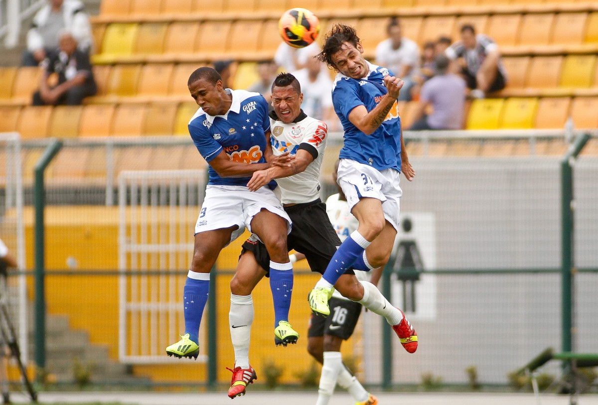 Ralf do Corinthians disputa a bola com o jogador Borges do Cruzeiro durante partida vlida pelo Campeonato Brasileiro, realizada no Pacaembu