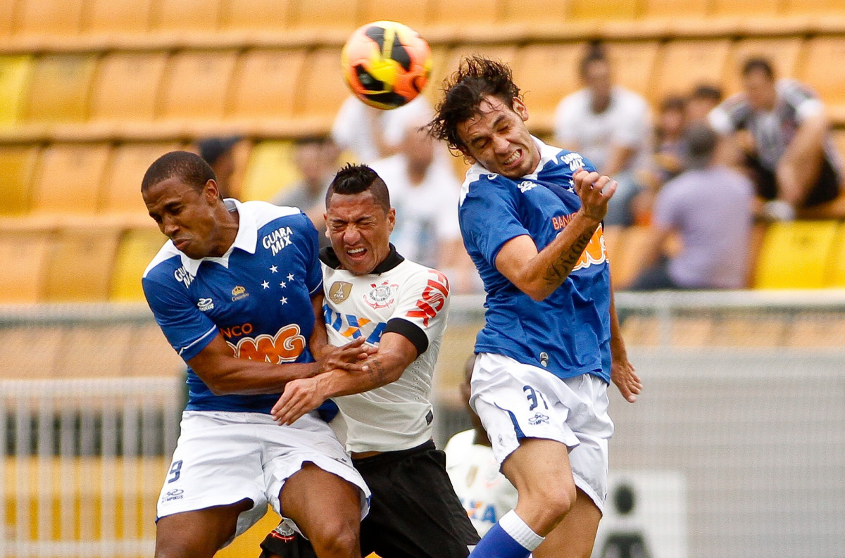 Ralf do Corinthians disputa a bola com o jogador Borges do Cruzeiro durante partida vlida pelo Campeonato Brasileiro, realizada no Pacaembu