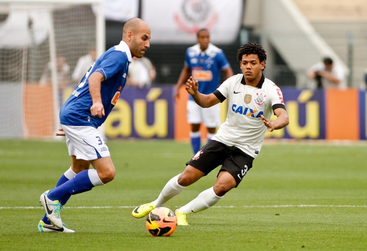 Romarinho do Corinthians disputa a bola com o jogador Bruno Rodrigo do Cruzeiro durante partida vlida pelo Campeonato Brasileiro, realizada no Pacaembu