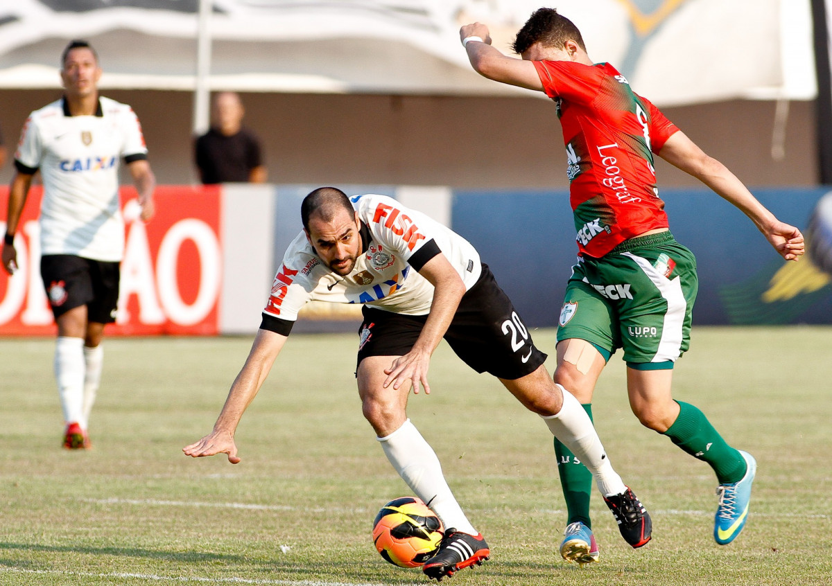 Danilo do Corinthians disputa a bola com o jogador Moiss da Portuguesa durante pertida vlida pelo Brasileiro 2013