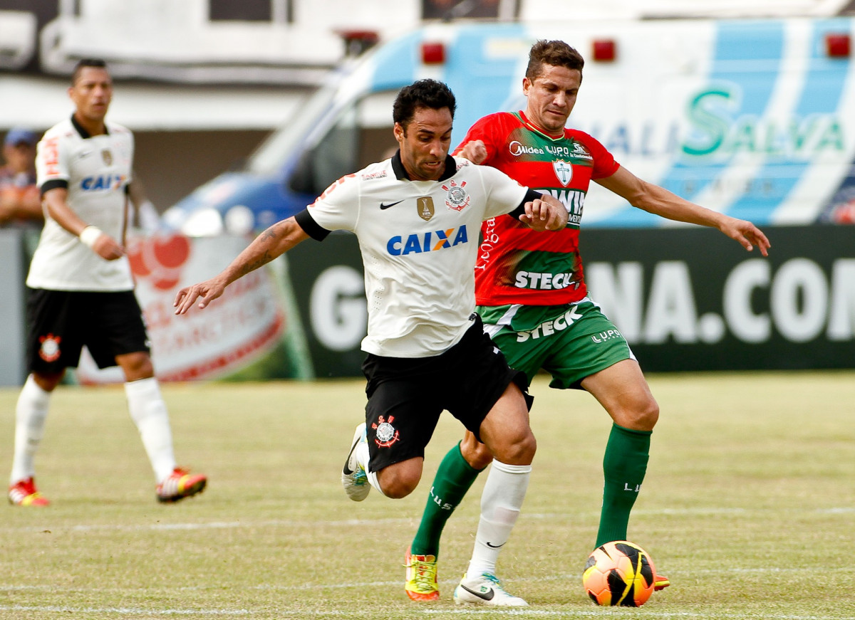 Ibson do Corinthians disputa a bola com o jogador Ferdinando da Portuguesa durante pertida vlida pelo Brasileiro 2013
