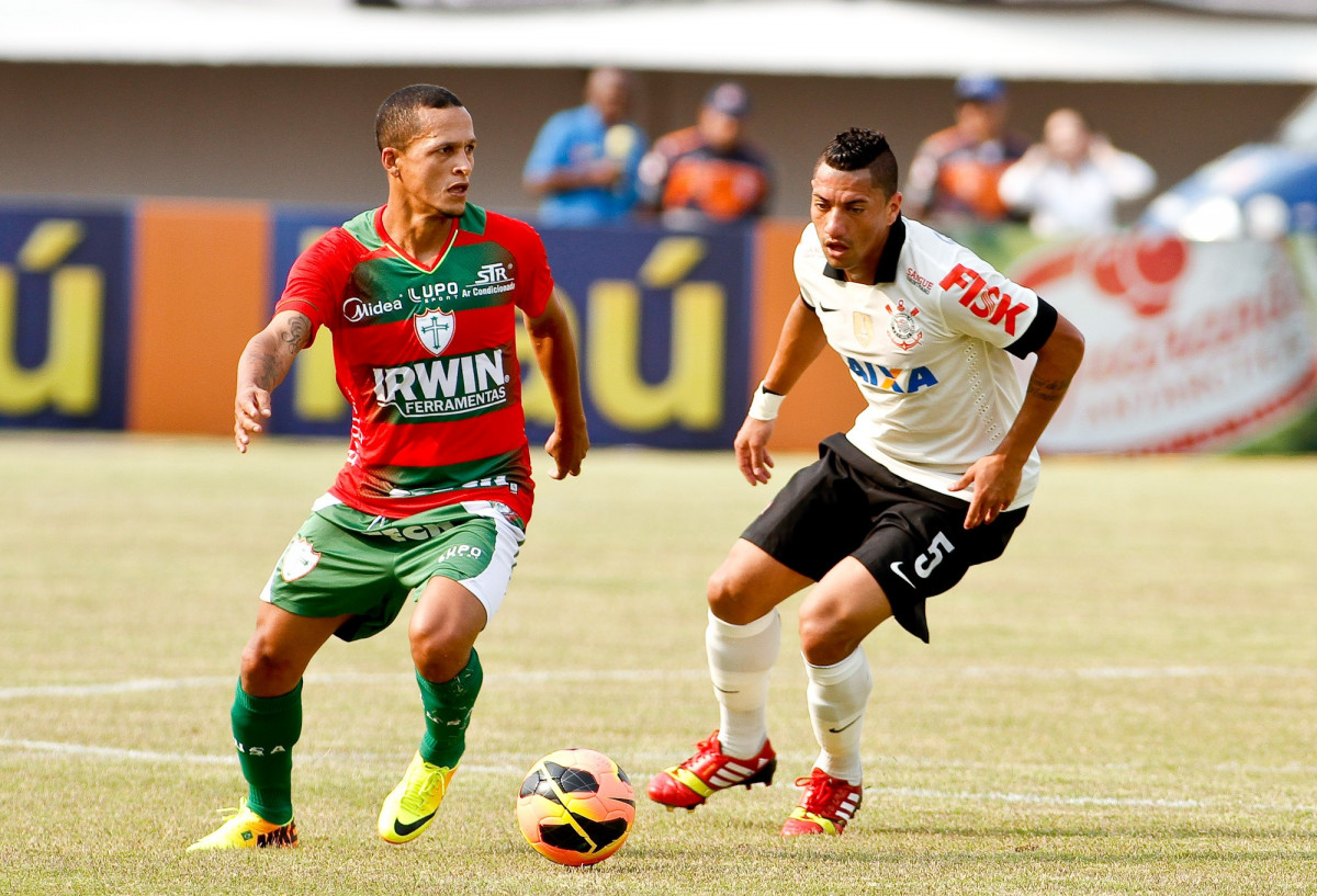Ralf do Corinthians disputa a bola com o jogador Sousa da Portuguesa durante pertida vlida pelo Brasileiro 2013