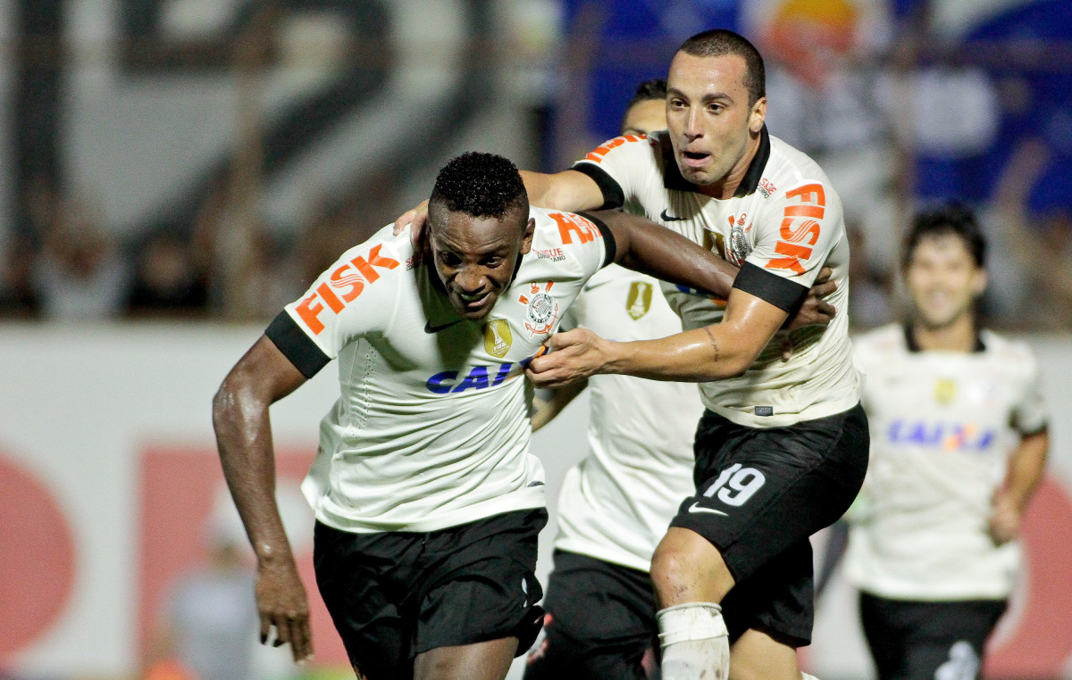 Cleber do Corinthians comemora aps marca gol contra a equipe do Bahia durante partida vlida pelo Campeonato Brasileiro