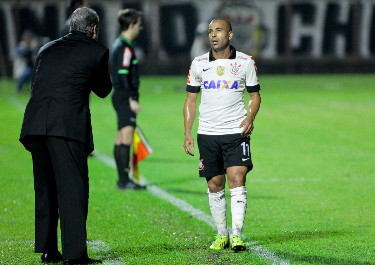 Guerreiro do Corinthians comemora aps marca gol contra a equipe do Bahia durante partida vlida pelo Campeonato Brasileiro