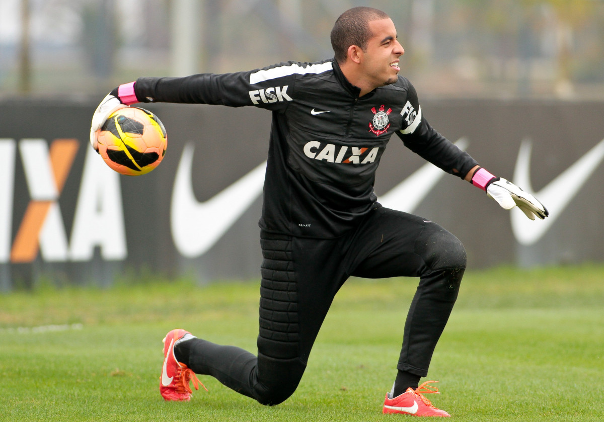 O goleiro Danilo do Corinthians durante treino realizado no CT Joaquim Grava