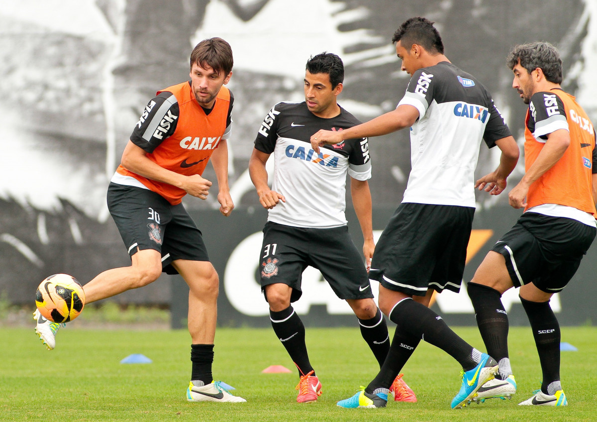 Paulo Andr do Corinthians durante treino realizado no CT Joaquim Grava