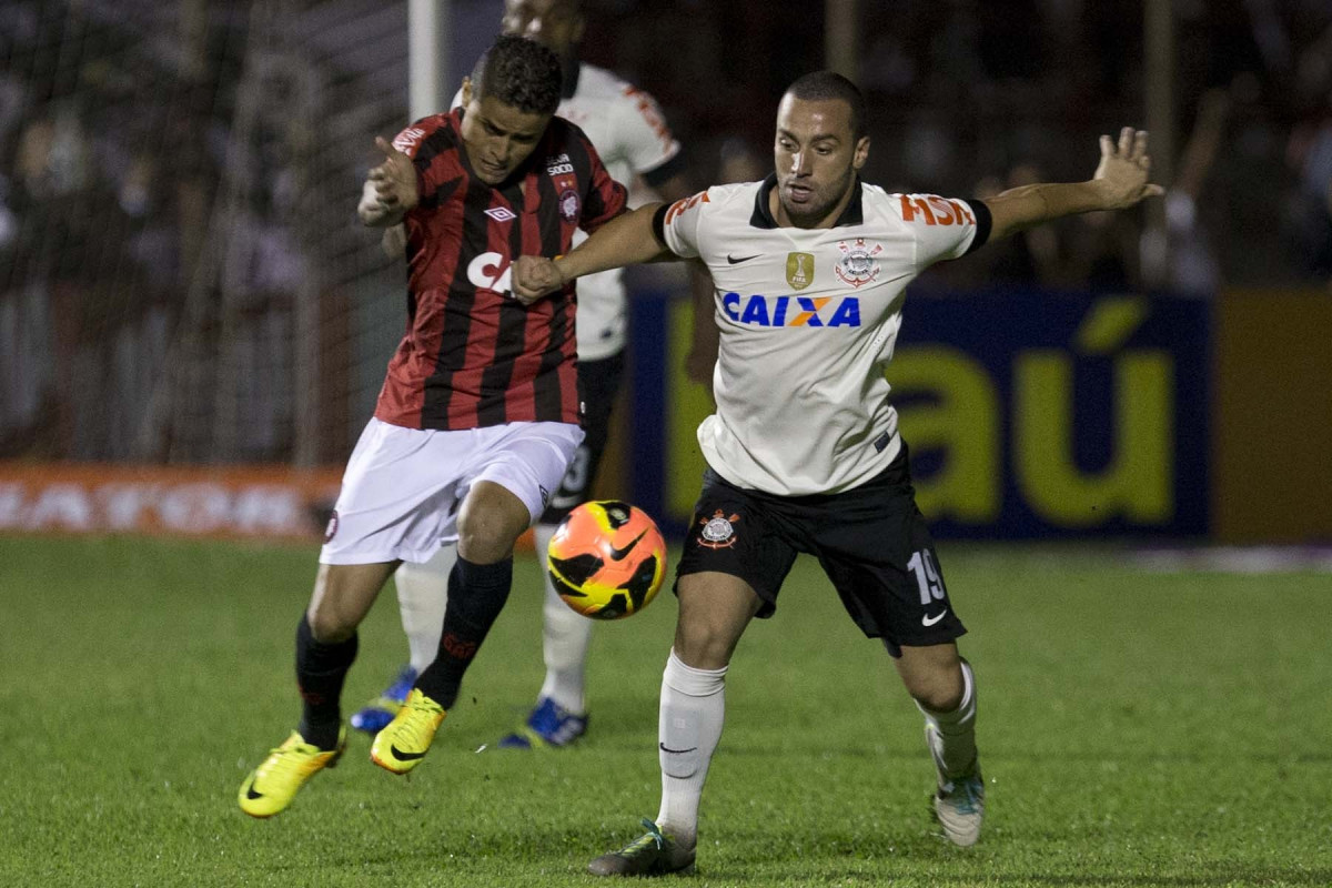 Durante a partida entre Corinthians x Atltico-PR, realizada esta noite no estdio Estdio Romildo Vitor Gomes Ferreira, em Mogi Mirim, vlida pela 27 rodada do Campeonato Brasileiro de 2013