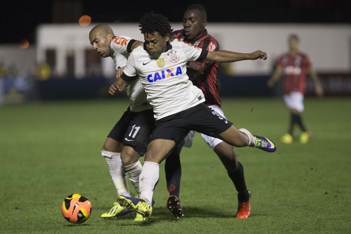Durante a partida entre Corinthians x Atltico-PR, realizada esta noite no estdio Estdio Romildo Vitor Gomes Ferreira, em Mogi Mirim, vlida pela 27 rodada do Campeonato Brasileiro de 2013